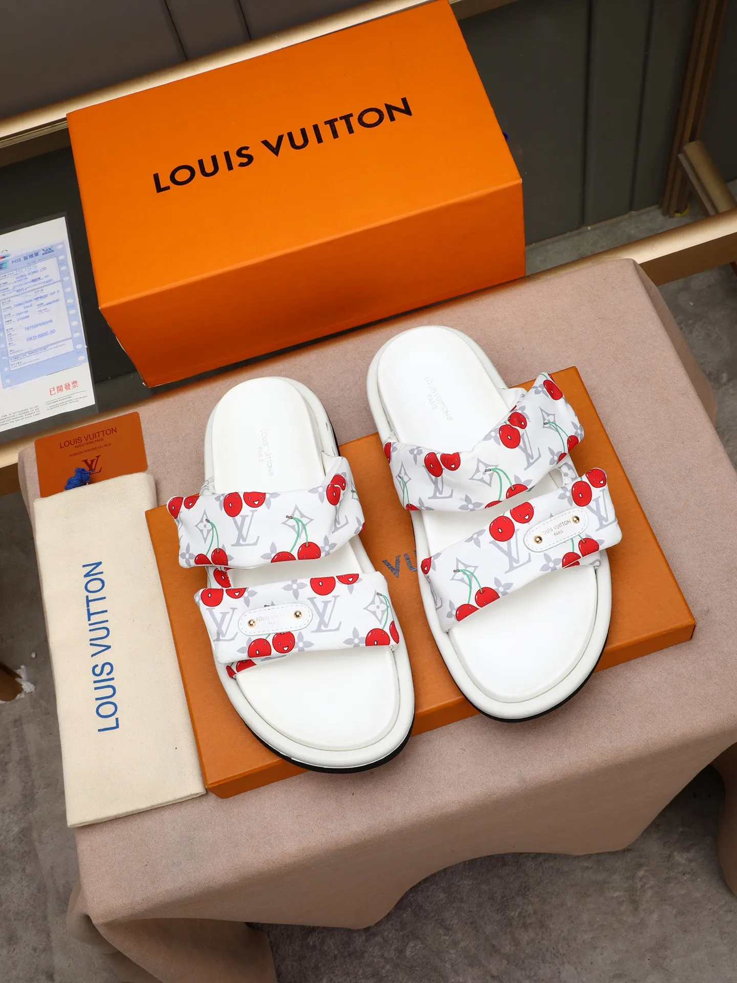 PP360 [LOUIS VUITTON] Louis Vuitton, LV printing, men's and women's slippers are on the market. The drawer box packaging comes with a cloth bag and a card. The upper pattern looks very soft and waxy, and it is a super versatile leg slimming tool. Fabric: imported denim/canvas/old fabric, LV hardware LOGO, official website pattern printing, comfortable to wear, feet: high-elastic PU water table. Sole: foam sole, heel height: about 5cm. Code number: 35-46, 35, 45, 46 are custom-made and non-returnable. Color: multiple colors and styles available.
